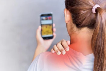 فیزیوتراپی برای عارضه ی Text neck (گردن درد ناشی از کار با تلفن همراه و لبتاپ)